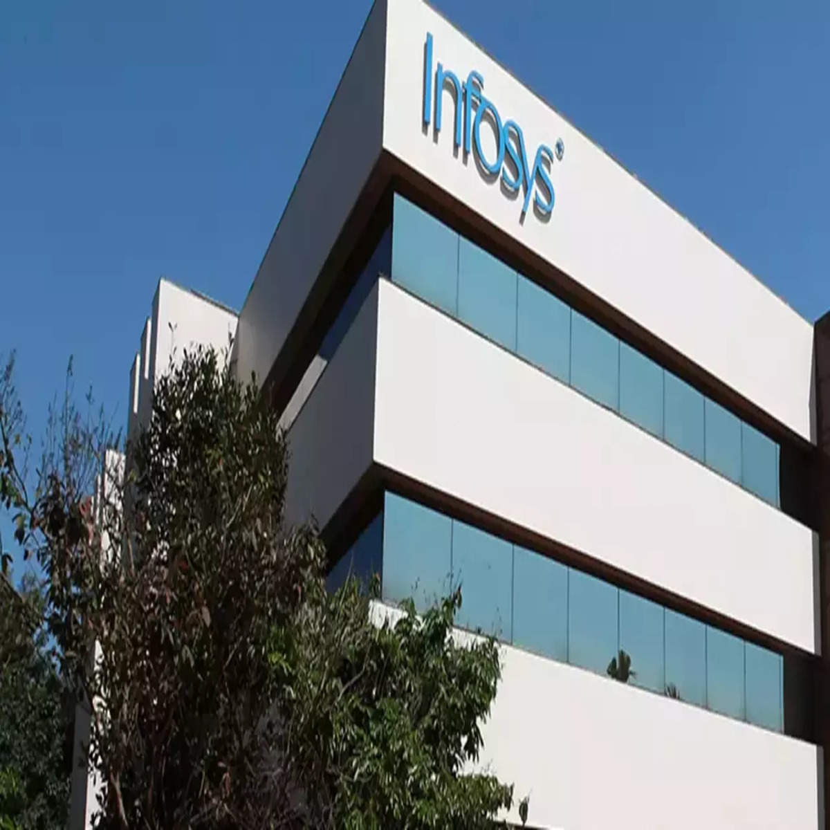 #Infosys Q4 NET PROFIT IS UP by 30% with the least headcount compare to FY23 

A Thread🧵:
