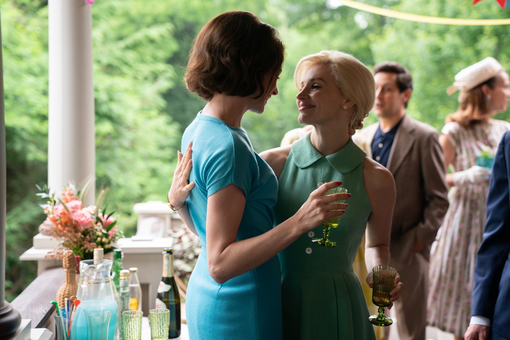 Jessica Chastain & Anne Hathaway in Mothers' Instinct recensie