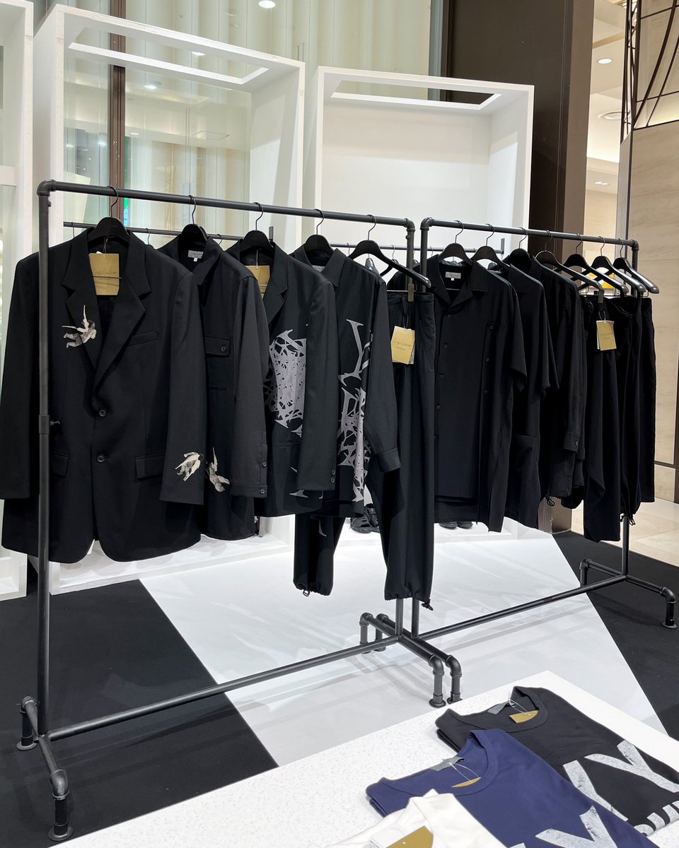 「Yohji Yamamoto」が1Fコトコトステージ11にて、 POP-UP STOREを開催中！(~4/23) 2024S/Sコレクションのほかに、透け感の美しいシフォン素材を使用し、これからの季節に軽やかに着られるジャケットやスカート、日本の伝統的な染色技術である〝絞り染め＂で表現したアイテムをご紹介。