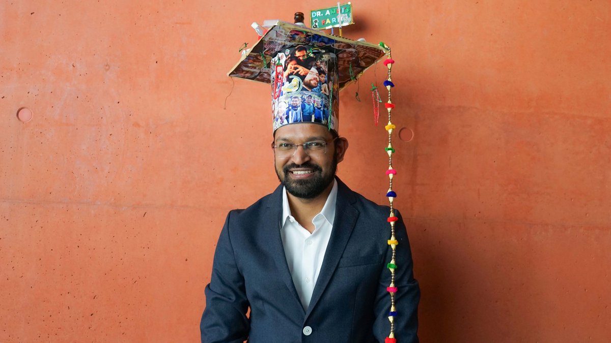 Let’s give a big round of applause to @UddhavAmbi, who successfully defended his dissertation. 👏 Congratulations, Uddhav! The #HIRI family is celebrating with you! 🎉 helmholtz-hiri.de/en/newsroom/ne…