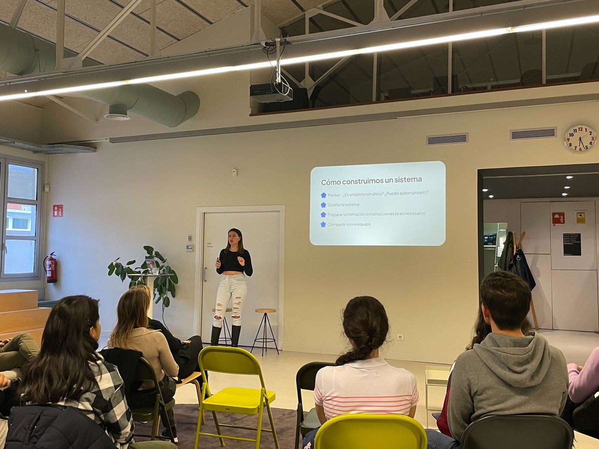 laiamart's tweet photo. Ayer tuve la oportunidad de dar mi primera charla offline, sin pantallas de por medio. ¡Y debo decir que disfruté como una enana! Además de conocer a muchos más solo-designers 🫶 Me llevo un montón de tips, risas y Ruinas. Gracias a #FastflowBCN y @runroom por la oportunidad 💕 https://t.co/D7FO6XkvdA