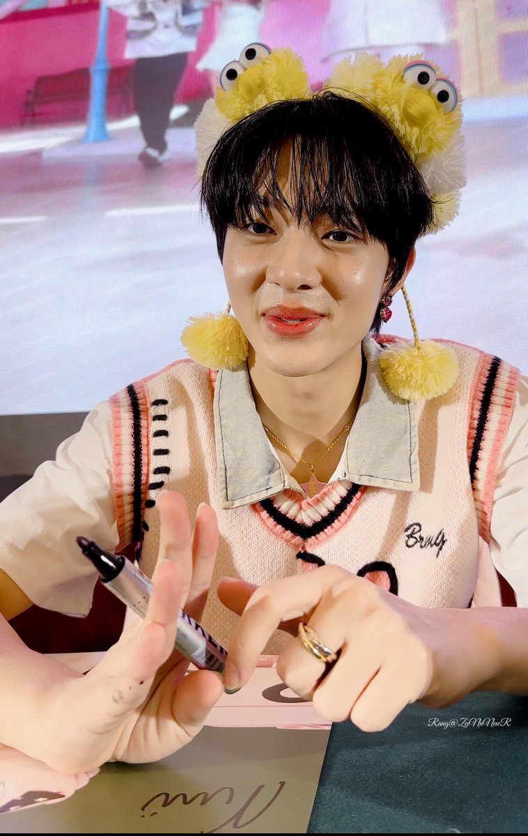 ZeeNuNewR's tweet photo. 누뉴 중국 팬싸때 옷이네😚
#NuNewEhFansignInChina
#ZeeNuNew #NuNew #ZeePruk
#지누뉴 #누뉴차와린 #지프룩 https://t.co/3ro1W2fXEB
