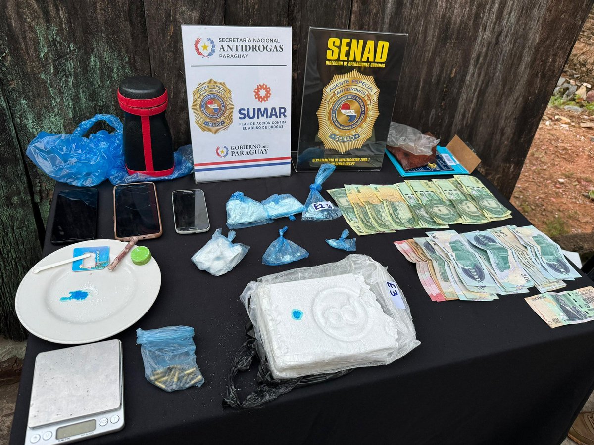 PYtitulares's tweet photo. Agentes de la @senad_paraguay logran  capturar a distribuidor del Clan Rotela 

Carlos Alberto Duarte Aguilera, de 45 años de edad, quien hace apenas 8 meses salió de prisión, fue encontrado en una residencia del B° Roberto L. Pettit, con un paquete de clorhidrato de cocaína, pesando 907 gramos, lo que equivale a unas 2.000 dosis en el mercado. Además, se incautaron dinero en efectivo, balanzas de precisión, teléfonos celulares y proyectiles calibre 22.