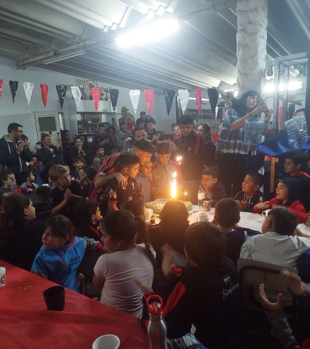 clubtricolores_'s tweet photo. 🔝 En familia siempre es mejor!
Porque así lo vivimos y lo sentimos. Para nosotros somos la casa más grande de todas. 

Ayer festejamos nuestro Aniversario 52 con una gran merienda para todos nuestros chicos. 👏🏼👏🏼👏🏼

#SomosFamilia 🇾🇪 https://t.co/171PBSzJY0