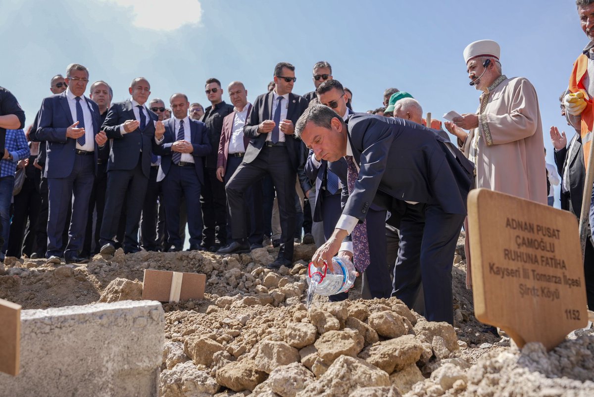 Genel Başkanımız Özgür Özel, TBMM Grup Müdürümüz Levent Bayraktar için Ankara Kocatepe Camii’nde kılınan cenaze namazının ardından Karşıyaka Mezarlığı’ndaki defin törenine katıldı.