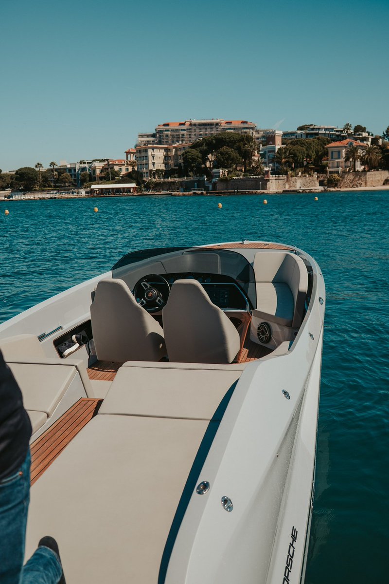 The Frauscher x Porsche 850 Fantom Air. It uses the latest-generation permanently excited synchronous electric motor (PSM) from the all-electric Porsche Macan and is throttled to 400 kW and 100 kWh battery adopted from the Macan. #macan #porschemacanturbo #frauscherboats