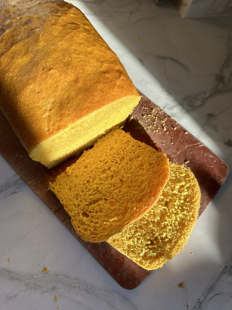 Gorgeous TURMERIC BREAD, a simple loaf of sunshine bread! Full recipe link here - m.youtube.com/watch?v=xK67Hb…