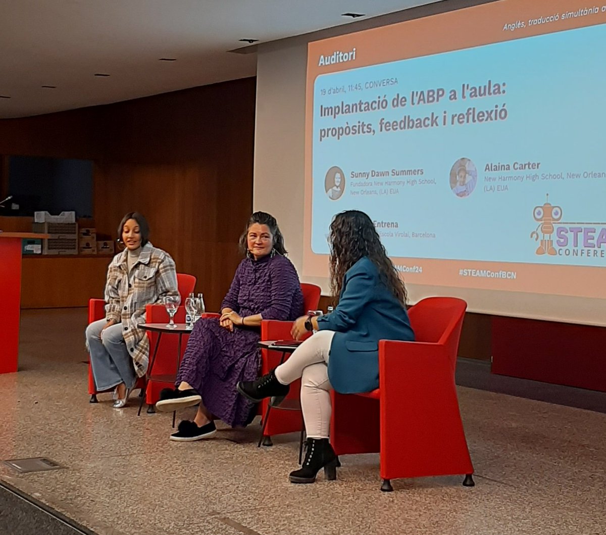 Alaina Carter i Sunny Dawn Summers, acompanyades de @entrena_sandra ens parlen de la importància del 'lloc' físic i cultural del que formes part, que és identitat i pertinença. Eix central del #abp i de les relacions significatives d'una comunitat. @NewHarmonyHigh #steamconfbcn