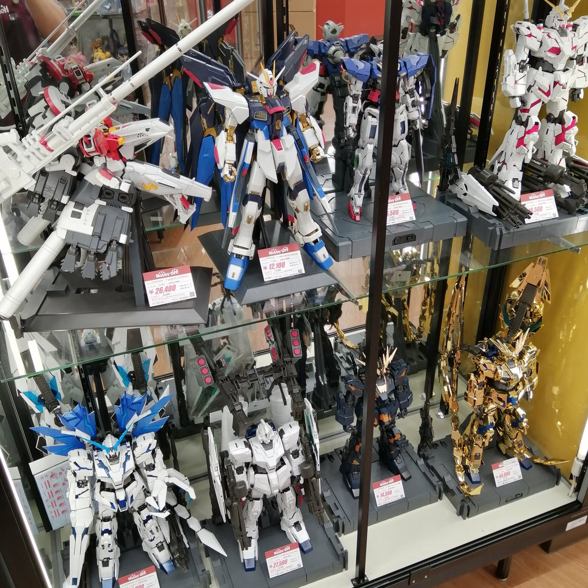 お久しぶりです

当店の新コーナーのお知らせです😆🌟

ガンプラのケースを始めました
組み立て済みのPG、MGが並んでます👍

続々、アイテムを追加していきます‼️

ぜひご覧に来て下さい🙇