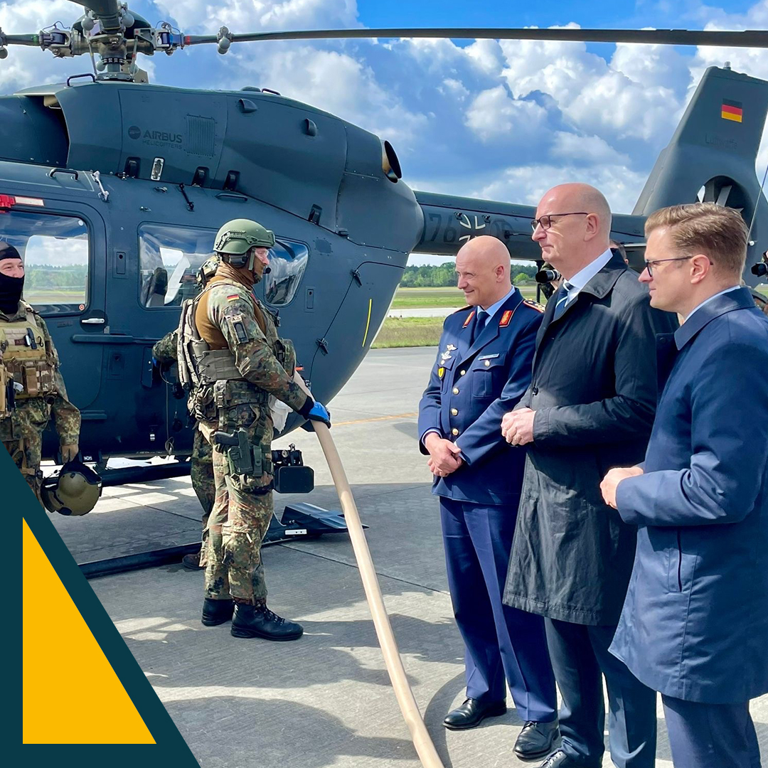 Vergangenen Mittwoch konnten sich Staatssekretär Sven Haller und Brandenburgs Ministerpräsident Dietmar Woidke bei einer Demonstration am Standort Holzdorf von den von Qualitäten der Boeing CH-47 Chinook überzeugen. Foto: Staatskanzlei Brandenburg