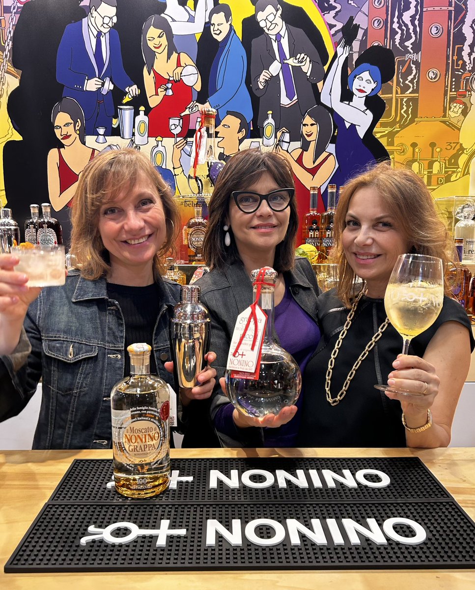 GrappaNonino's tweet photo. I nuovi trend dei bartender? 
Miscelare la tradizione!🍸
Seguiteci oggi alle 18:55 su #StudioApertoMag per scoprire la versatilità del distillato italiano per eccellenza in miscelazione: #BEBRAVEMIXGRAPPA!

#grappanonino #beviresponsabilmente https://t.co/xzrhKCumSg