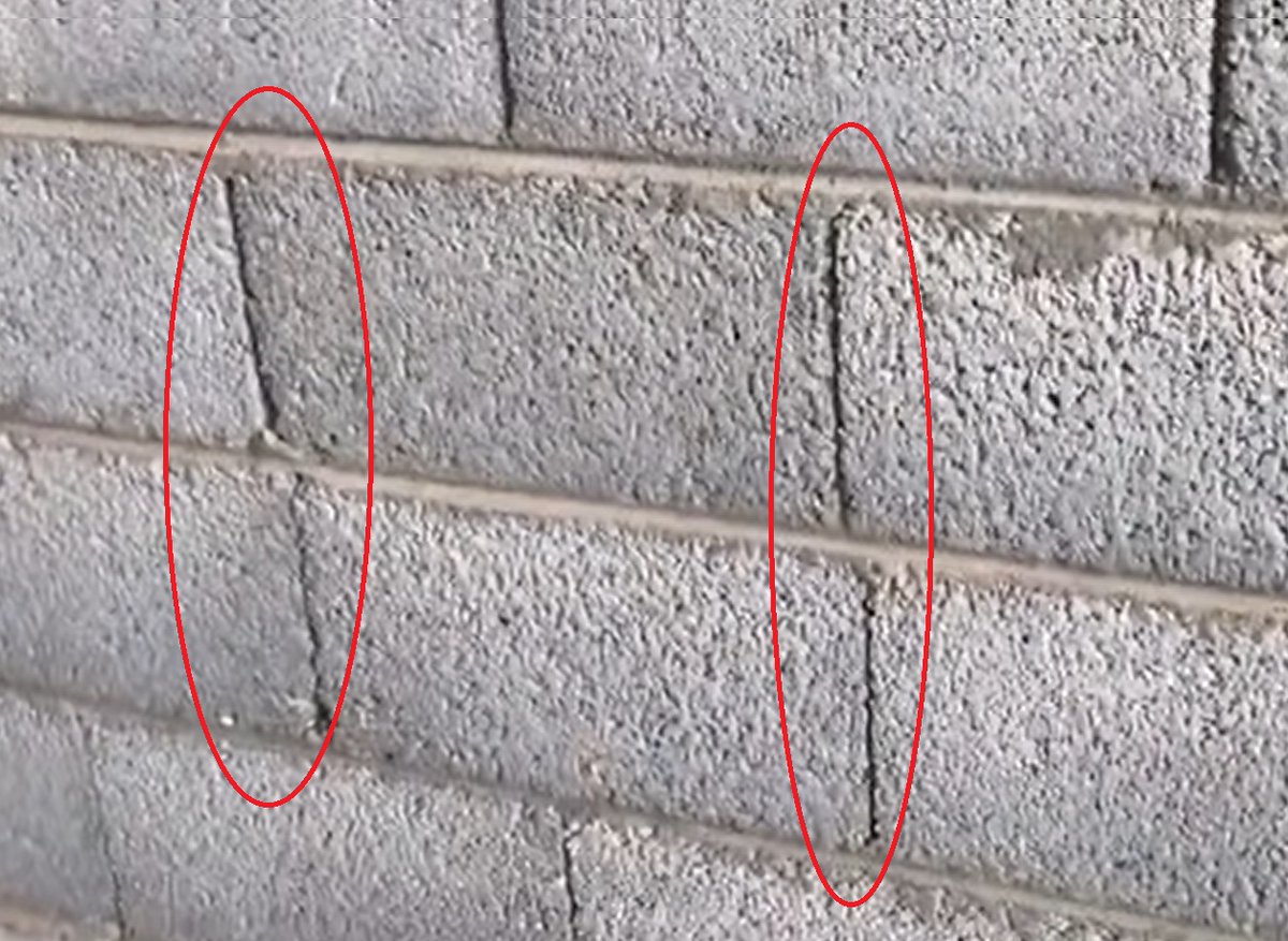 Basimsaid's tweet image. تابع #أخطاء_في_تنفيذ_البلوك

2- اللحامات الرأسية (العراميس) فوق بعضها
منطقة اللحام نقطة ضعف في البناء لذلك يجب أن يكون مترابطاً مع بعضه حتى لا تحدث شروخ لاحقا.

3- عدم رش حوائط البلوك بالماء 
يجب رش الحوائط 3 ايام على الاقل لتعويض الماء المتبخر بفعل الحرارة و زيادة قوة الخلطة.