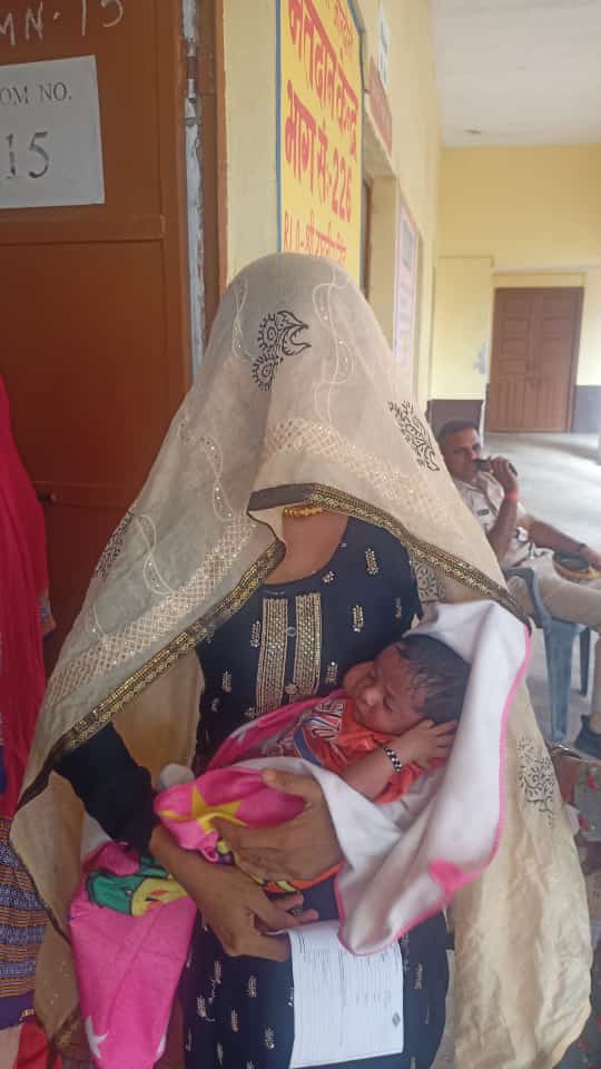 नवजात शिशु की मां ने अपना वोट डाला
#ChunavKaParv #Elections2024 
<a href="/CeoRajasthan/">CEO RAJASTHAN</a> <a href="/DEO_Alwar/">DEO Alwar</a> @sveep_alwar