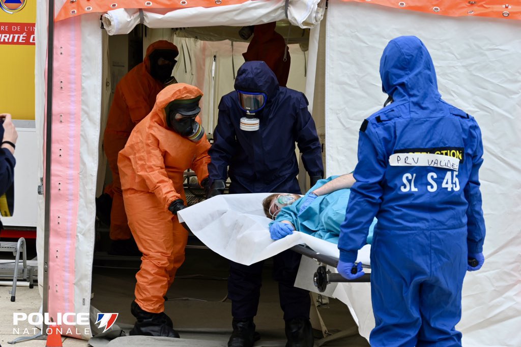 [#Exercice]
La semaine dernière, les #policiers du Loiret participaient à un exercice régional #NRBC, au théâtre, organisé avec le <a href="/SDIS45/">Pompiers du Loiret</a>. Cette matinée a permis de travailler sur les risques chimiques de plusieurs niveaux et d’étudier les besoins indispensables de protection.