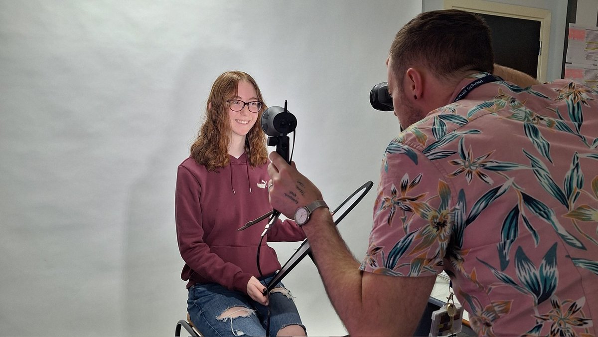 Year 13 yearbook photos are underway in the art department this afternoon! This is a student-led project that offers our cohort the opportunity to develop leadership and creative skills 🎨📚