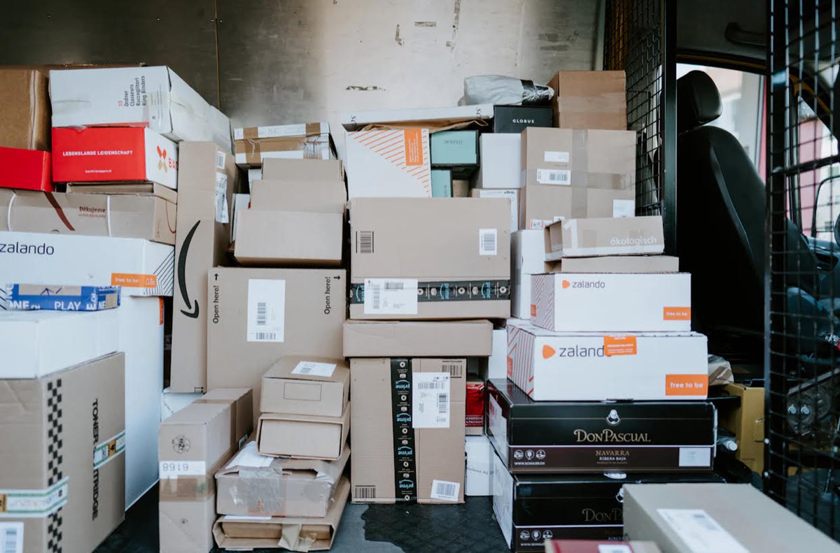 ManitobaPost's tweet photo. Delivery Driver Accused Of Stealing $1M In Electronics. #Winnipeg https://t.co/tIBffrw824 https://t.co/3f7W6KoXN1