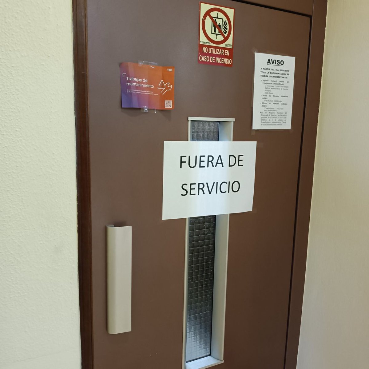 Un ciudadano va con su padre octogenario al Centro de valoración de discapacidad en Oviedo, en la primera planta de un céntrico edificio de Oviedo. El ascensor está averiado, que puede pasar en cualquier sitio. El problema es que le dicen que lleva así un mes...@GobAsturias ,