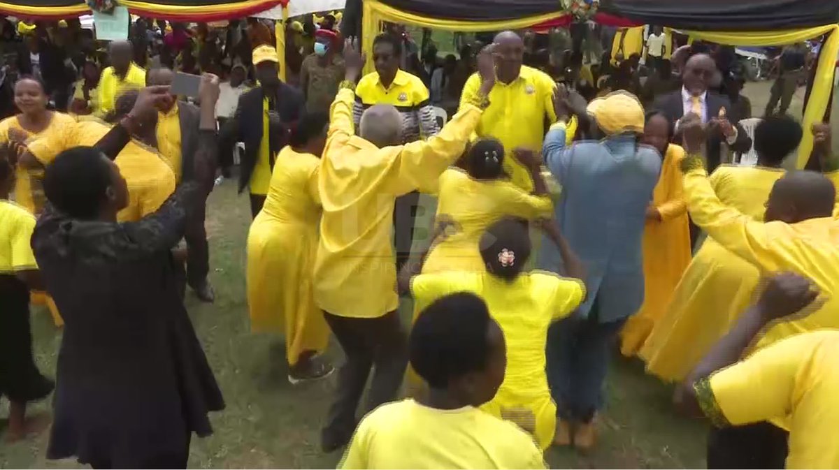 Minister Jim Muhwezi has encouraged residents in Kanungu district to participate in government programs aimed at creating wealth for all.
Link: youtu.be/Bx5RaRJ3Ce0
#UBCNews | #UBCUpdates