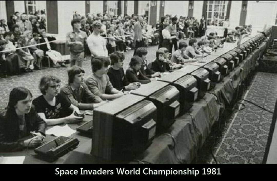 El presente es ese futuro que se comprende conectando correctamente los puntos del pasado. (Campeonato de Space Invaders en 1981 )