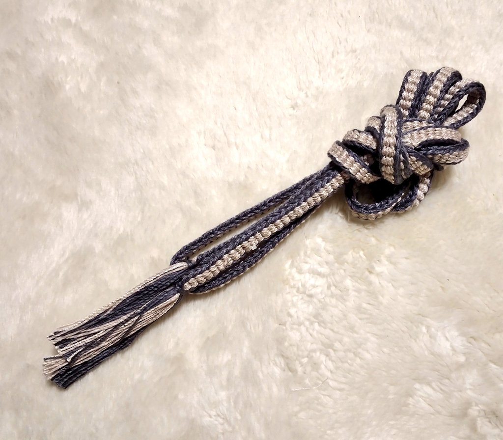 Atelier_maro's tweet photo. 仕上188cm
50cm脇を長く取ってみたけれど
結局余って継ぎ足すこと��なってしまった
結目をしまおうと思ったけれどはみ出てしまった
三本取なら30cm以上差を取らない方がいいのかもしれない
2m近く作りたいなら3~3.5mはないとできなさそう
混乱しにくかった https://t.co/WKNrJDSDy0