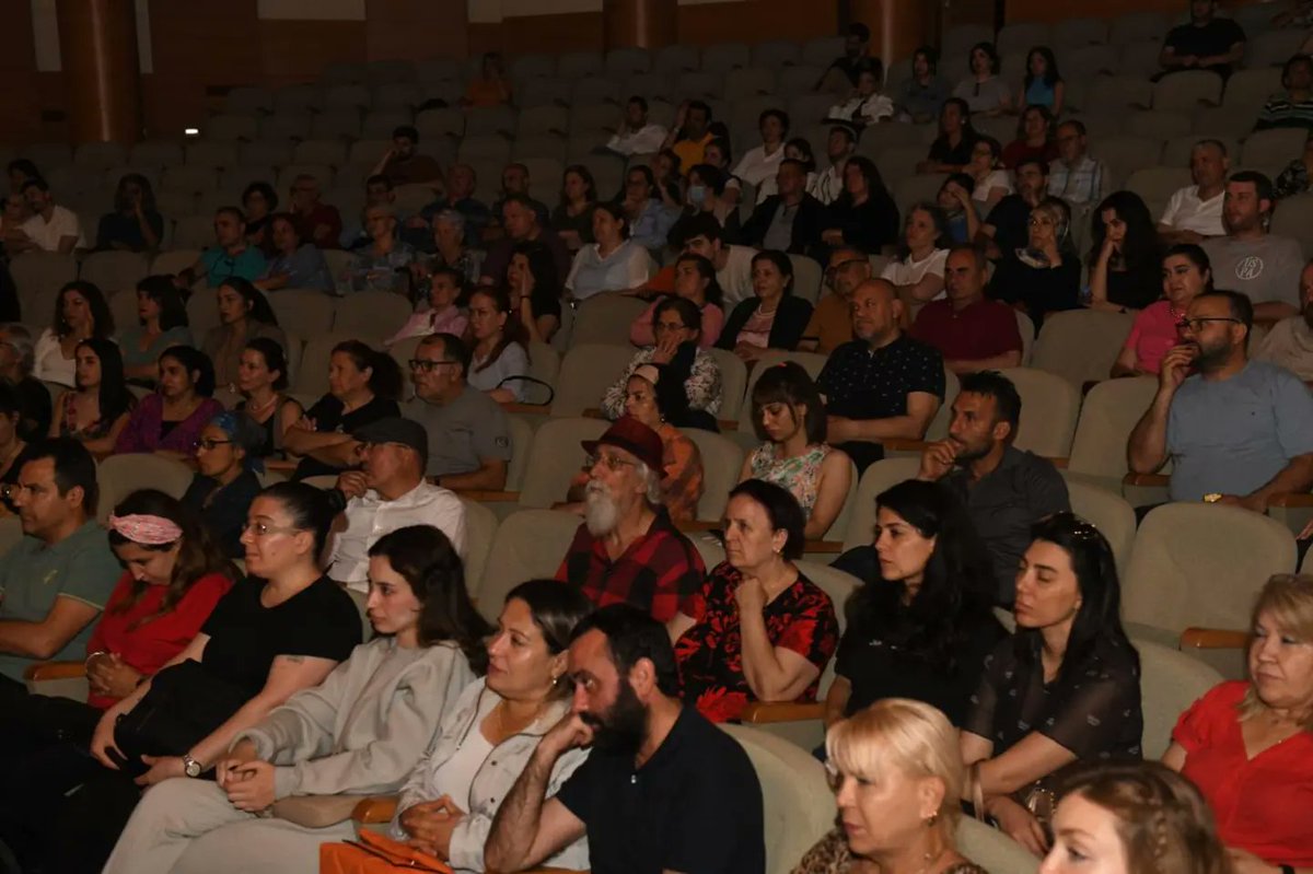 Tiyatro Agon'un 'Köpekler' adlı oyununu Yenişehir Belediyesi Atatürk Kültür Merkezimizde hemşehrilerimiz için sahneledik.