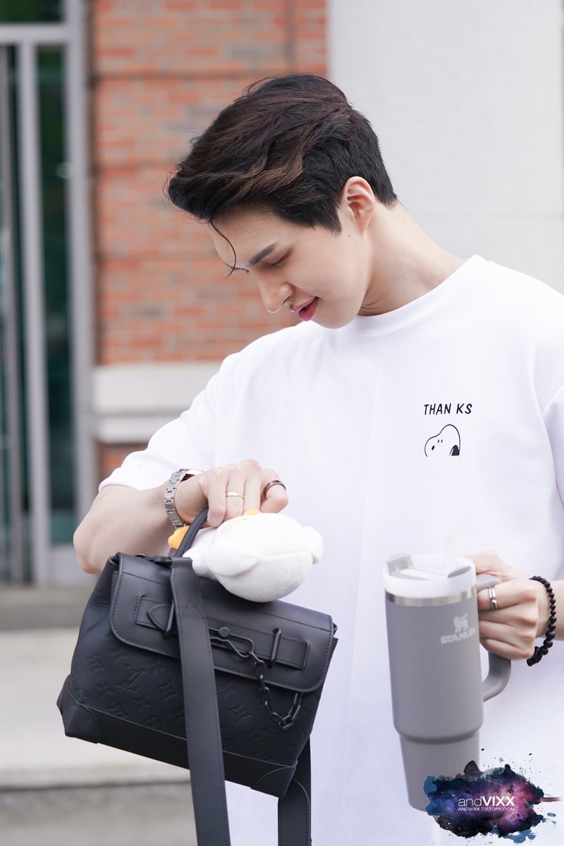 _AndVIXX's tweet photo. 240419 노트르담 드 파리 대구 퇴근 프리뷰 #빅스 #VIXX #KEN #켄 #이재환 @jaehwany0406 #노트르담드파리 

바쁘다 바빠 재환사회.. https://t.co/BW5TDLWGeu