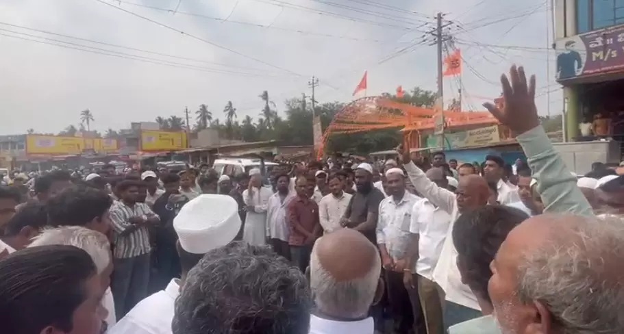 zoo_bear's tweet photo. Hubli | Protest by Muslim community demanding severe punishment for the accused Fayaz for stabbing Neha.
The Muslim community strongly condemned the killing of Neha and demanded that the accused be severely punished. The presidents of Alnavara, Kundagola, Kalaghatagi, Hubli and Dharwad Anjumans have requested the commissioner to take action against the accused.
https://t.co/nlAuDVhGAA