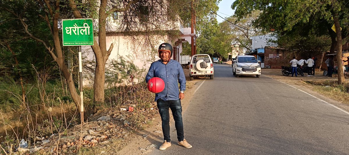 helmet_man_'s tweet photo. सड़क पर कार बड़ी जगह कवर करती है और बाईक सड़क की पतली लाइन पर भी निकल जाती है. मैं अपनी कार को सड़क पर उतनी ही पार्क किया हूं जिसमें निकलती है. और बाइक वालों की सुरक्षा के लिए मेरे पीछे खड़ी गाड़ी भी सहयोग करती है. जब बाइक वालों को सामने से रोकता हूं, हेलमेट पहनाने के बाद कार के पीछे लिखे हुए लाइन भी दोहराने के लिए कहता हूं. फिलहाल अभी चंदौली जिला की सड़कों पर घूम रहा है. 🙏🇮🇳 जय हिन्द.
#Roafsafety #Helmetmanofindia #Savelives #Helmet #Helmetman