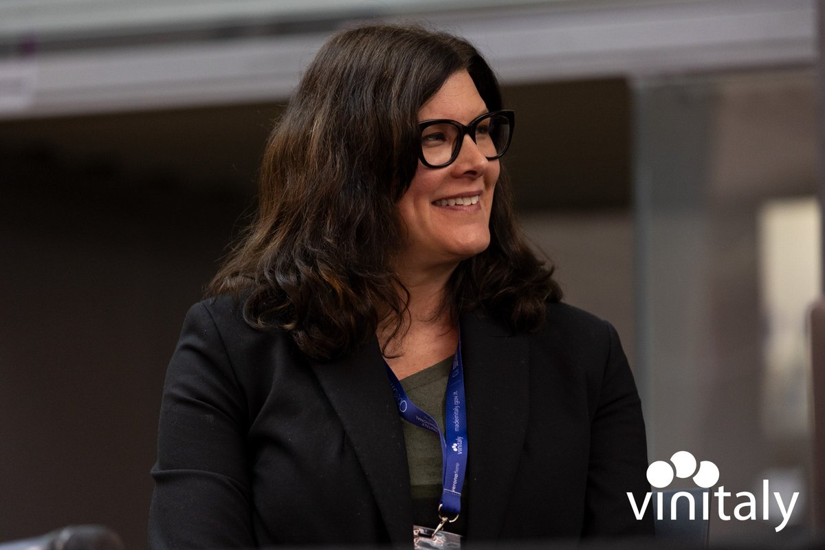 During #Vinitaly the masterclass 'The growing threat of Neo-Prohibition' was held, the urgent issue of the impact of #neoprohibition on the #wineindustry was at the center of attention. Led by Felicity Carter, it was enriched by discussions led by Amy Gross and Gino Colangelo 🍷