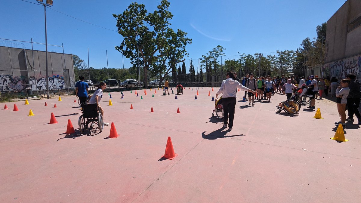 Més de 600 escolars de 6è de primària de 14 escoles de #Lleida es troben a zona esportiva de #Pardinyes realitzant activitats dintre de la 4a Trobada esportiva PCEE del Segrià.