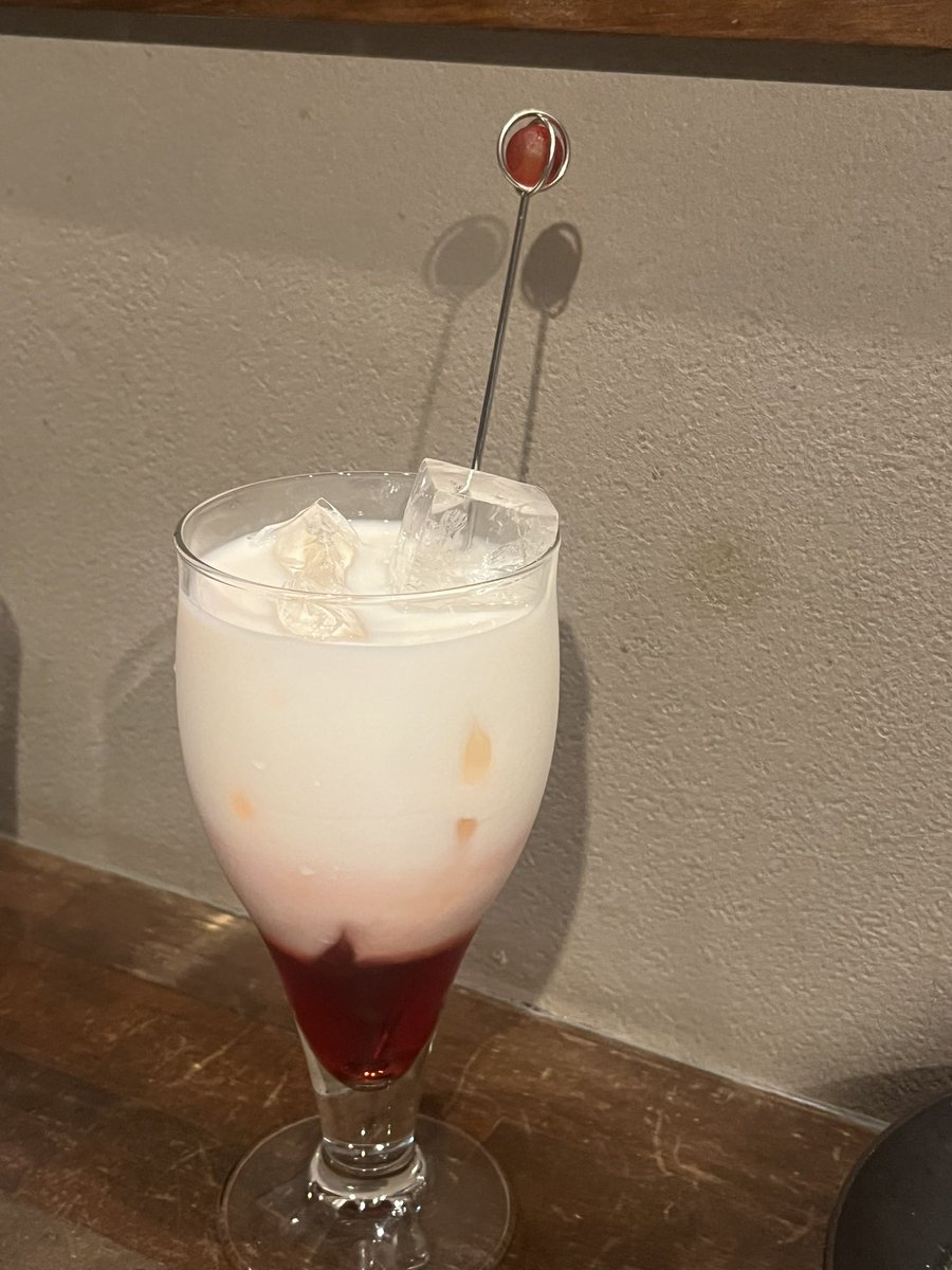 JUN_KUREBA's tweet photo. いちごミルクのカクテルみたいなの頼んで飲んだらまんまいちごミルク！…頼むタイミング間違えました(飲み始めて10分)(´°ω°)ﾁｰﾝ https://t.co/xabPXLWBPr
