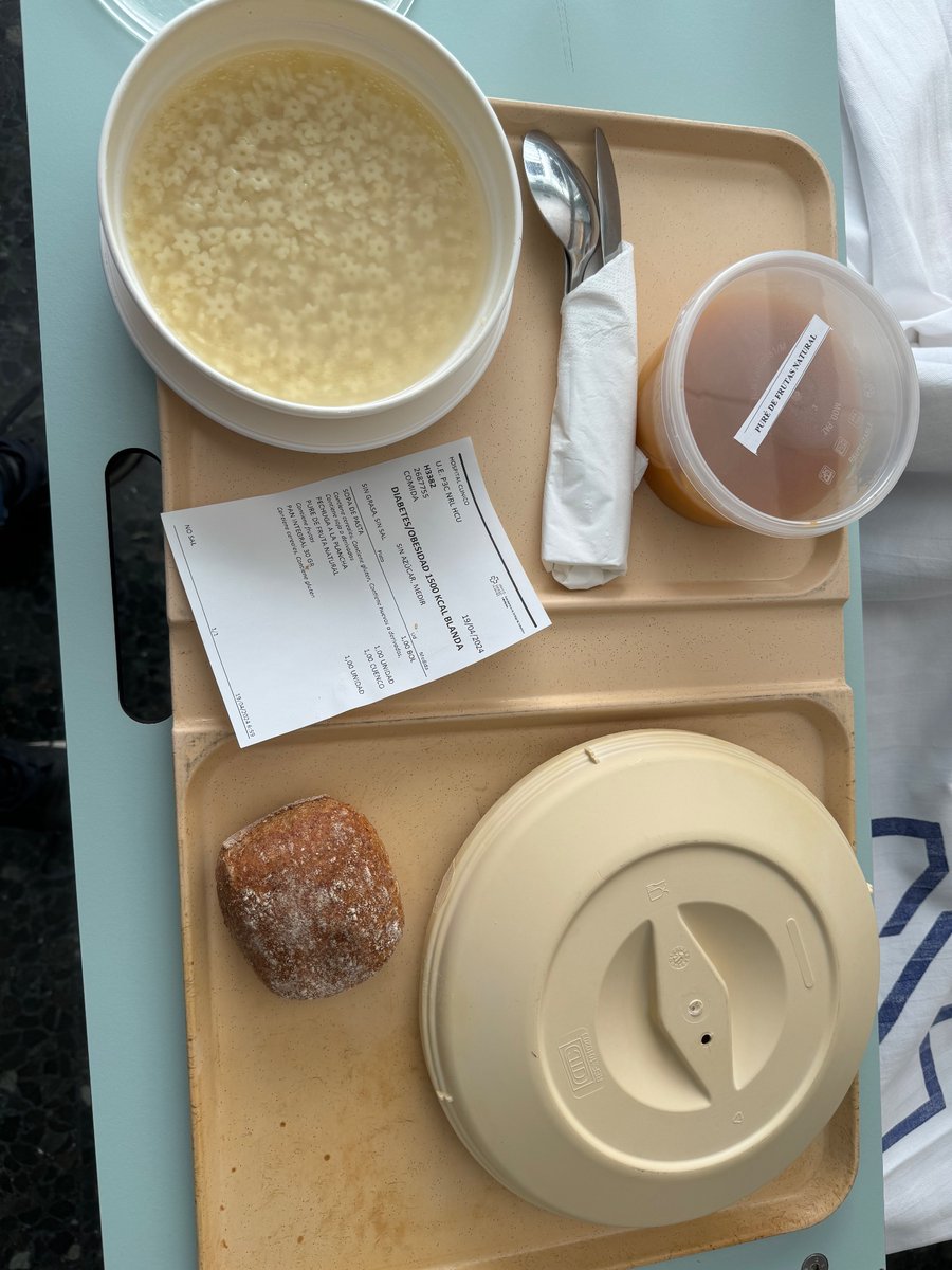 Ornaldinho's tweet photo. Xantar dun paciente no Hospital Clínico de Santiago a un paciente con pre-diabetes:
- sopa de pasta: carbohidrato simple
- Verdura?
- esperemos que o puré de froita non teña azucre engadido. E, como non, todo en castelán @SanidadeXunta 
@Xunta , é unha vergonza https://t.co/sSKPT2PIFz