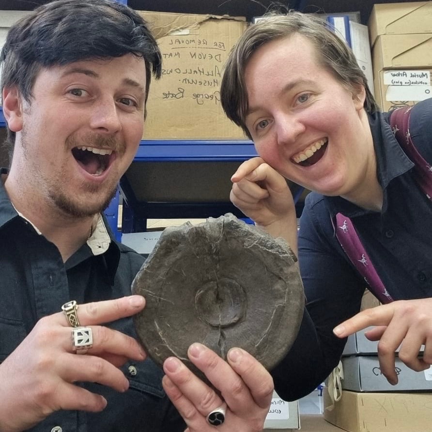 To celebrate the scientific study of the new species 'Ichthyotitan severnensis' discovered by Ruby Reynolds in Somerset, this #fossilfriday we are sharing this large ichthyosaur vertebra found by Rob ‘Wally’ Holmes in the 1960’s at the Black Ven landslip🧵