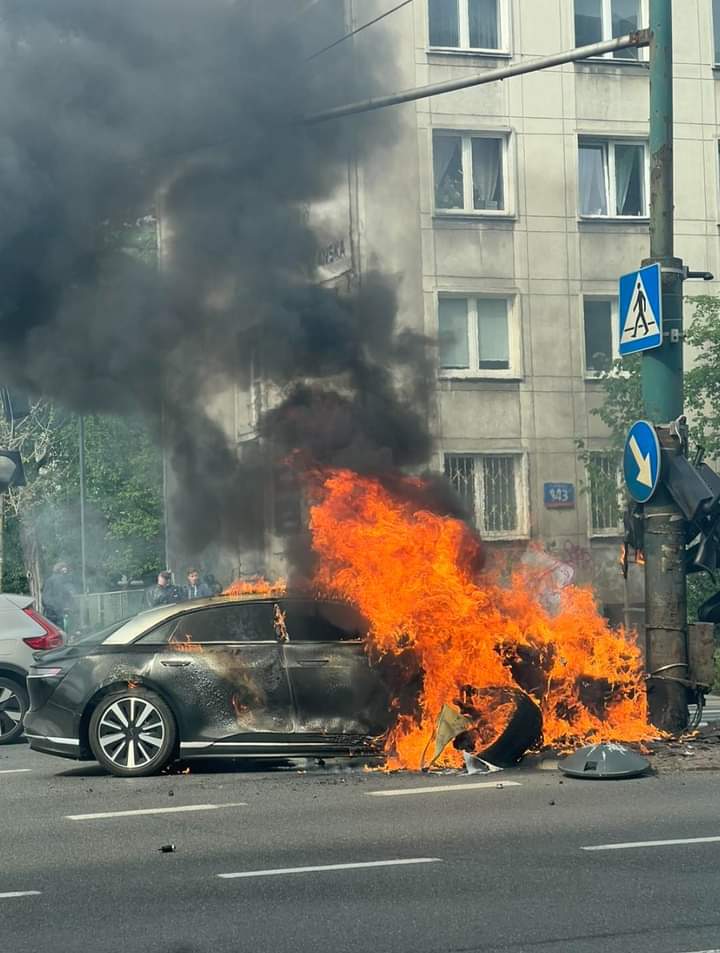 Ładny ogień za milion złoty, taki ekologiczny bo elektryczny 😆