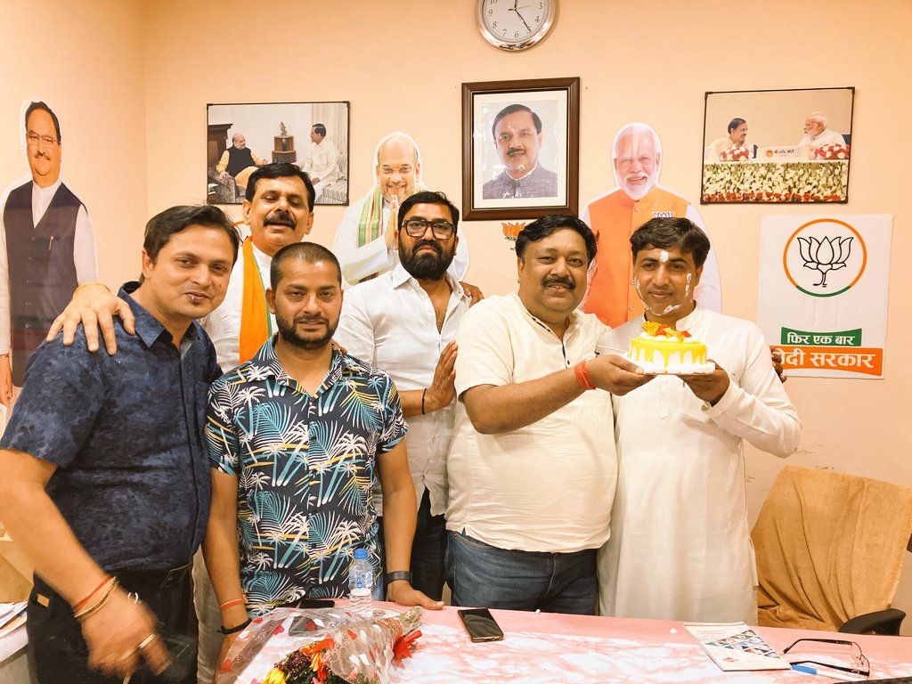 LokeshTyagiGBN's tweet photo. फूल जैसे सबसे खूबसूरत लगते है बाग में 
वैसे ही आप दोनो जचते है साथ में.
मेरे प्रिय मित्र सांसद प्रतिनिधि @SandeepBjpGBN जी आप दोनो को शादी की सालगिरह की हार्दिक शुभकामनाएं 💐
@dr_maheshsharma @amitbansal4162 @jitendra4sharma @deepak_sshastri @Dk2010Kishor @sandhya_jha @eyedocpal https://t.co/drQpaua1Bl