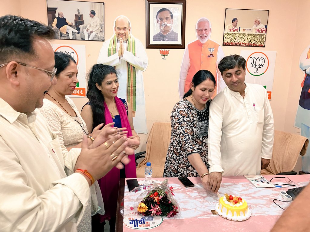 LokeshTyagiGBN's tweet photo. फूल जैसे सबसे खूबसूरत लगते है बाग में 
वैसे ही आप दोनो जचते है साथ में.
मेरे प्रिय मित्र सांसद प्रतिनिधि @SandeepBjpGBN जी आप दोनो को शादी की सालगिरह की हार्दिक शुभकामनाएं 💐
@dr_maheshsharma @amitbansal4162 @jitendra4sharma @deepak_sshastri @Dk2010Kishor @sandhya_jha @eyedocpal https://t.co/drQpaua1Bl