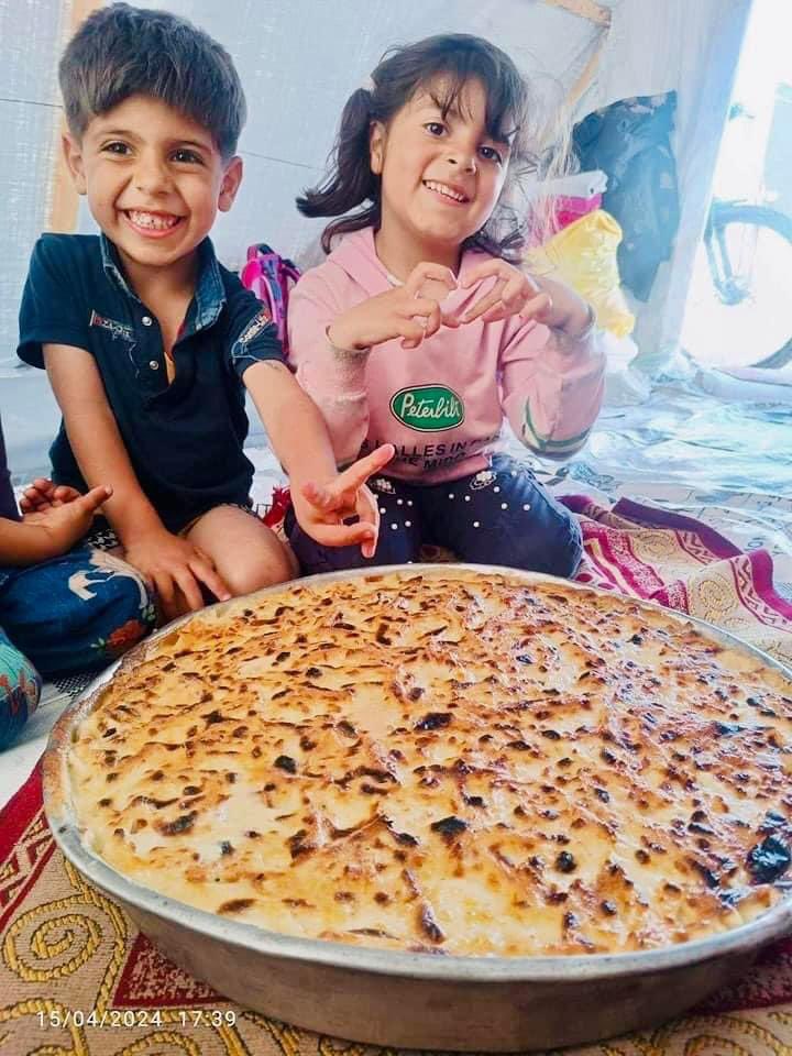 فرحة أطفال من #غزة بعدما تمكنوا من اكل مكرونة بالباشميل لاول مرة منذ 7 شهور!