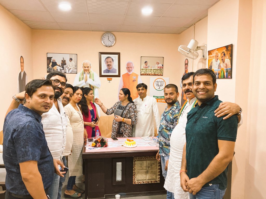 LokeshTyagiGBN's tweet photo. फूल जैसे सबसे खूबसूरत लगते है बाग में 
वैसे ही आप दोनो जचते है साथ में.
मेरे प्रिय मित्र सांसद प्रतिनिधि @SandeepBjpGBN जी आप दोनो को शादी की सालगिरह की हार्दिक शुभकामनाएं 💐
@dr_maheshsharma @amitbansal4162 @jitendra4sharma @deepak_sshastri @Dk2010Kishor @sandhya_jha @eyedocpal https://t.co/drQpaua1Bl