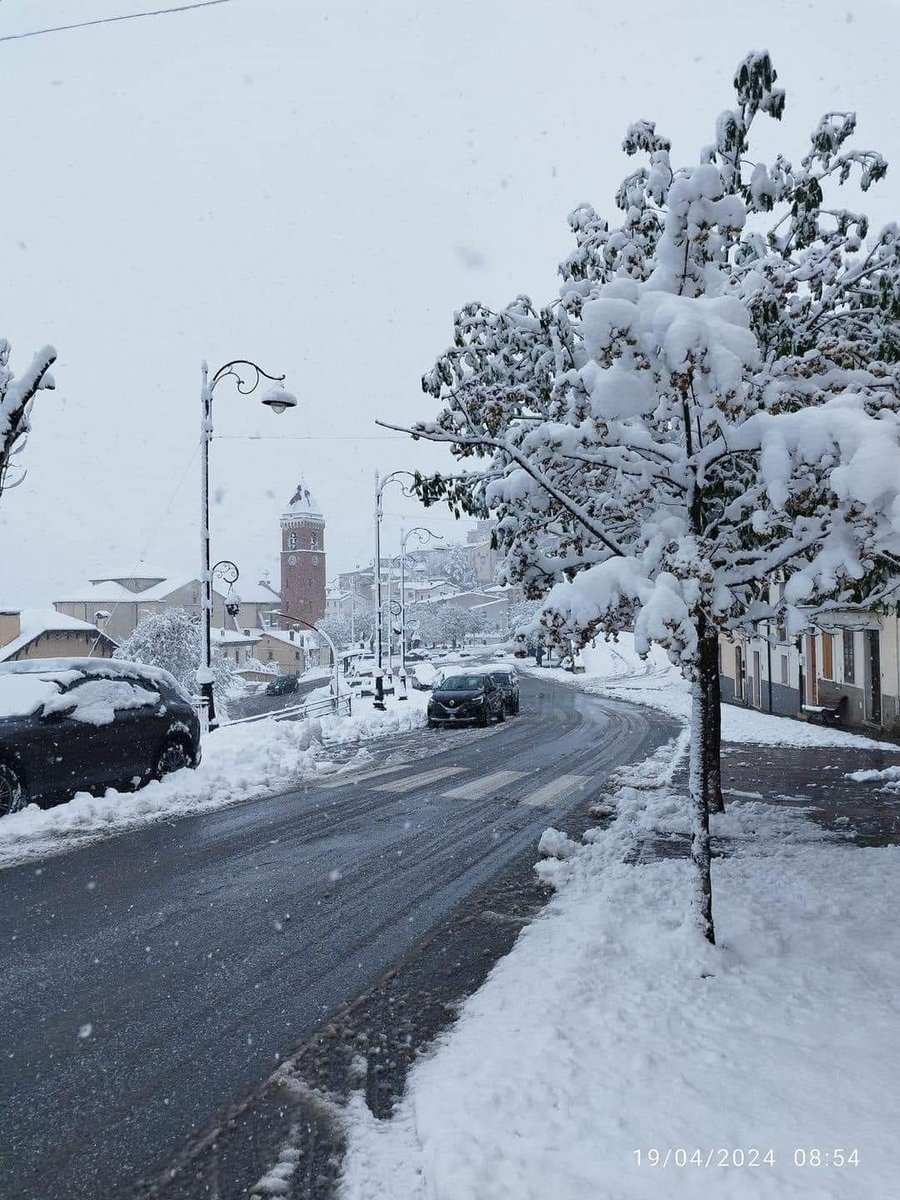 In tante località dell'Appennino centrale, sopra i 1.000 metri, il risveglio è stato pienamente invernale. Qui siamo a Rivisondoli, in provincia dell'Aquila.