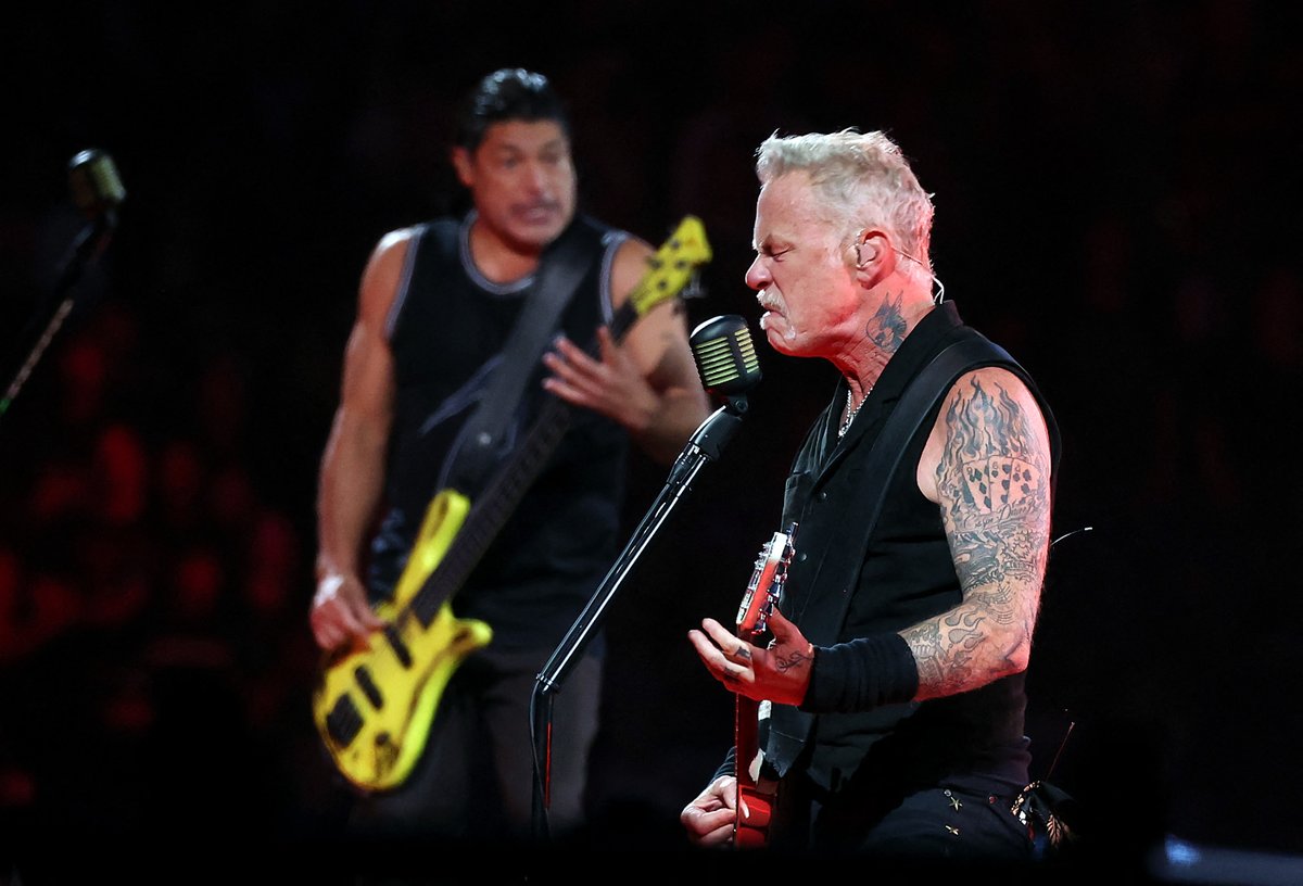 Metallica yıldızı James Hetfield arkadaşının küllerinden dövme yaptırdı ntv.com.tr/n-life/kultur-… Foto: AFP