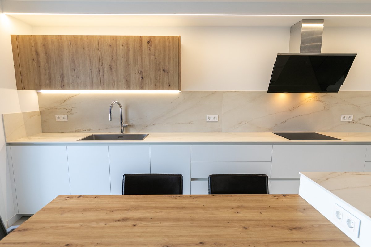 Viernes de inspiración con una de vuestras combinaciones favoritas: @Dekton Rem, blanco y madera. Electroklase es quien está detrás de este diseño minimalista en el que pone en práctica este mix perfecto. #CosentinoWe