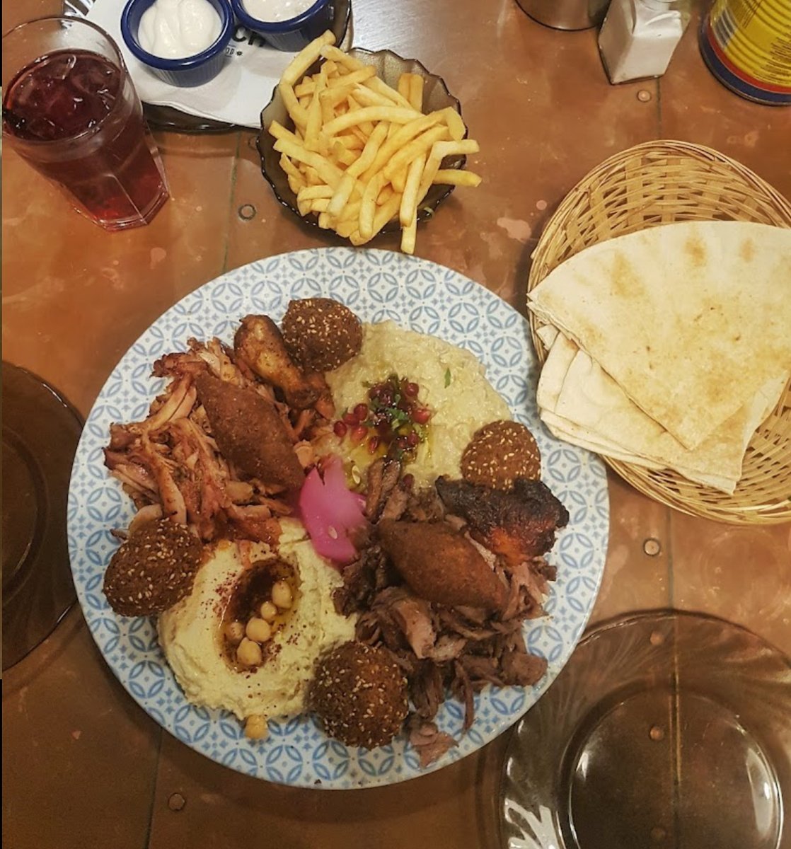 Say hello to the weekend with your fave Lebanese and Moroccan dishes 😍
.
.
.
#lebeanse #fridayfeeling #bakchich #loveliverpool #whoshungry #lebanesecuisine #liverpoolfoodie #liverpoolfoodblog #boldstreet #shawarma