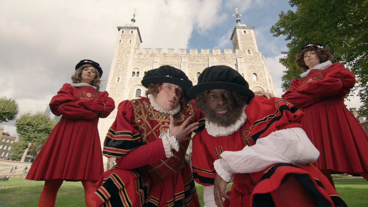 Tonight! 🏰 Don't miss the new Terrifying Tower of London Horrible Histories episode on @cbbc at 5.30pm. Also available to watch on @bbciplayer now. 📷 Yeoman Warder AJ and Rattus, Horrible Histories at the Tower of London ©️ Lion Television