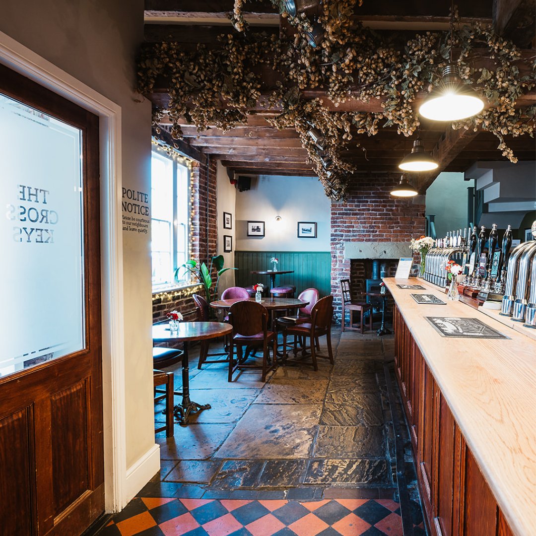 Get into that Friday vibe at @crosskeysleeds! Swing by and unwind with a chilled pint after a busy week at work. 🍻 

#FridayFeeling #CrossKeysLeeds
