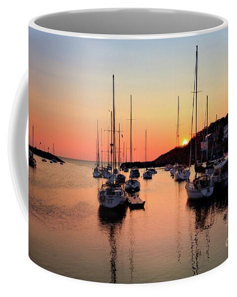 “𝐑𝐎𝐂𝐊𝐏𝐎𝐑𝐓 𝐇𝐀𝐑𝐁𝐎𝐑 𝐒𝐔𝐍𝐒𝐄𝐓 𝐒𝐄𝐑𝐄𝐍𝐀𝐃𝐄” Coffee Mugs HERE: buff.ly/3xOz8MR #SheliaHuntPhotography #coastal #Sunset #BestOfTheUSA #BestOfTheBayState #CoffeeMug #CoffeeMugs