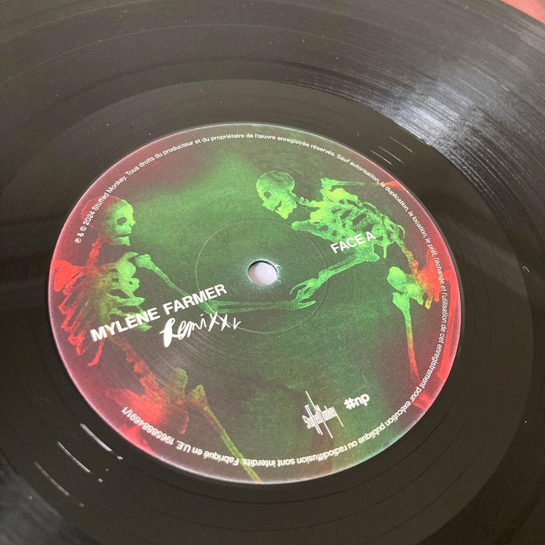 Fragrance_Fra's tweet photo. REMIX XL // Mon remix de Rayon Vert pour Mylène Farmer, co-réalisé cette fois-ci avec S Diamah, est disponible partout ! 🩸
#MyleneFarmer #remixxl #rayonvert https://t.co/euqlKs76Gb