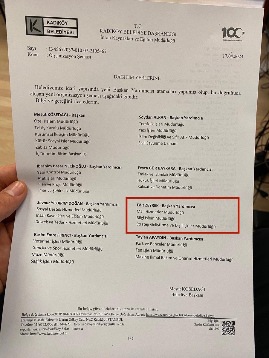 Deniz Zeyrek çok çalıştı İsmail Saymaz, Şaban Sevinç gibi çok yalakalık yaptı abisi makamı kaptı. Denizin abisi Ediz Zeyrek, Kadıköy Belediye Başkan Yardımcısı olarak atanmış. Liyakat değil yalakalık önemli.