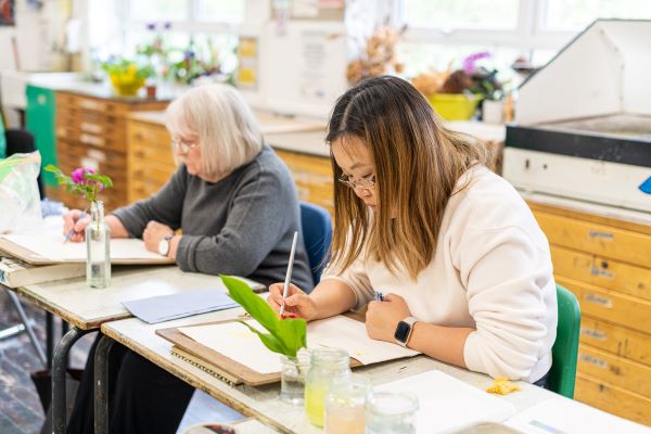 Our adult learning service @ComEdLewisham have lots of creative courses starting next week. Including clothesmaking, cake decorating, drawing and painting, art history, photography, printmaking and much more! Take a look and see what takes your fancy: tinyurl.com/48bv4te6