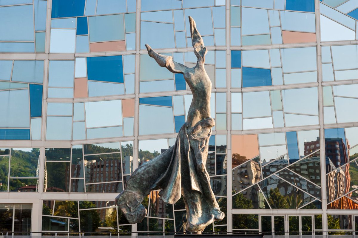 #Euskalduna25urtebatera itsaso txikiaren zaindari, greziar mitolgiako musa, dantzaren erreferente, artista ezagun baten obra... 
👉🏽 Badakizu zeinetaz ari garen? 
Dalí-ren eskultura 2003tik da gurean eta dantzak hilkorren aurka lortutako garaipena islatzen du.
Gure Terpsikore 🖤