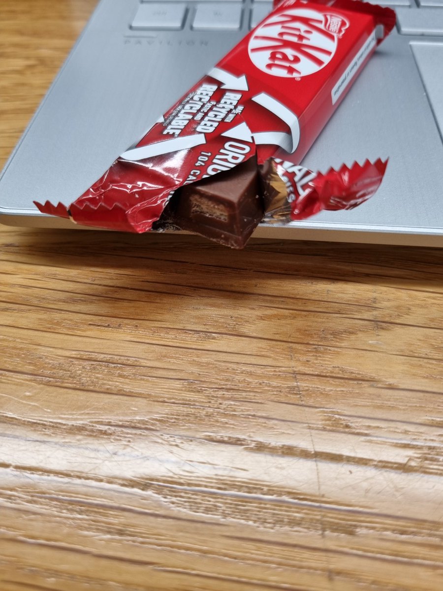 EwanCox7's tweet photo. @Nestle excuse me, my kit kat did not have a full chocolate coating. I did not have a good break!🤬 https://t.co/s7SMtGo0iF
